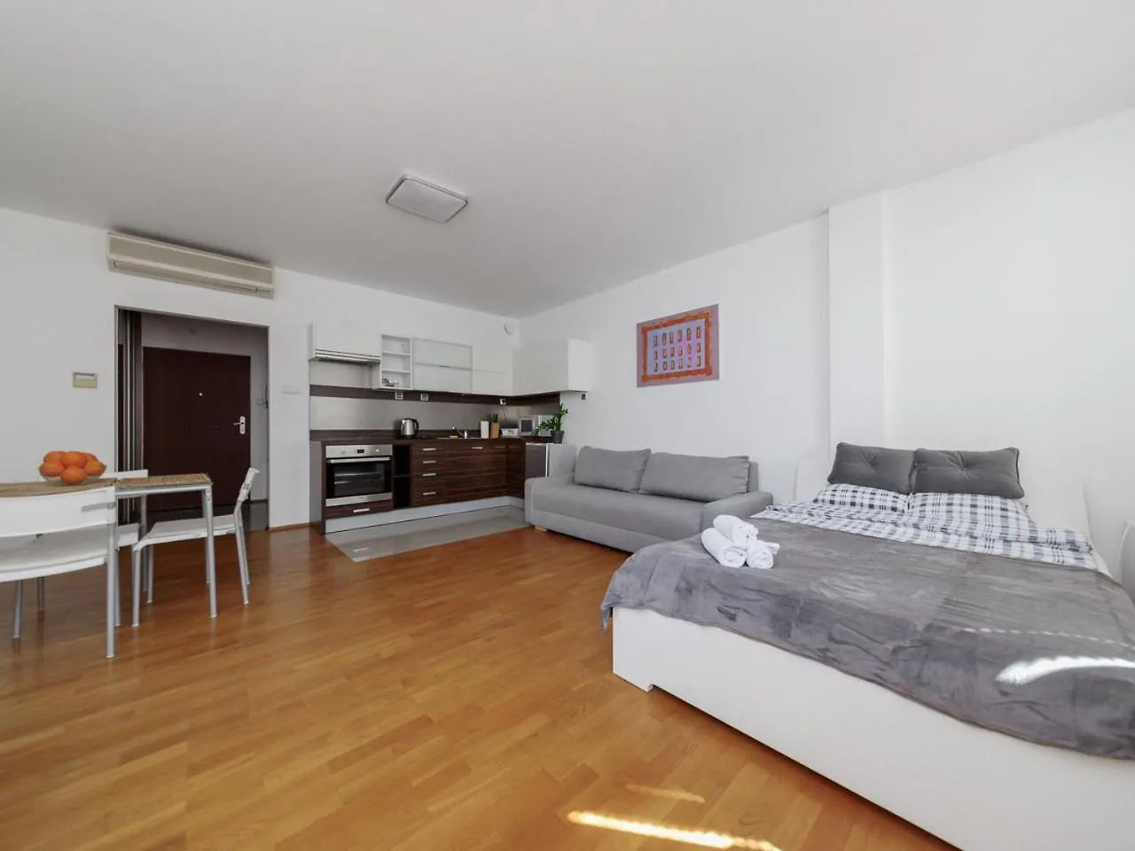 Apartment Near The Us Embassy Warszawa